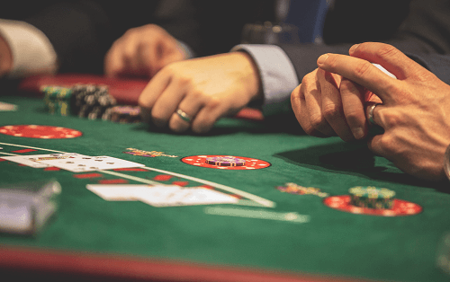 Best Blackjack Tips Best Blackjack Tips - Photo of Players' hands at Blackjack Table